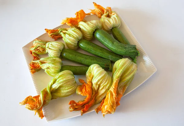 Fleurs Courgettes Avec Courgettes Dans Une Assiette Blanche Sur Fond — Photo