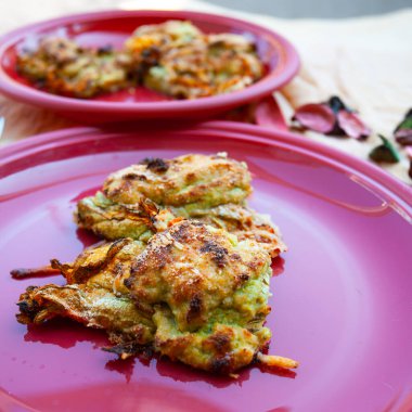 Zarif kabak çiçekleri, ricotta ve parmesanla doldurulmuş, fırında pişirilmiş, doğal ışık.