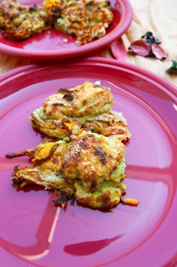 Zarif kabak çiçekleri, ricotta ve parmesanla doldurulmuş, fırında pişirilmiş, doğal ışık.