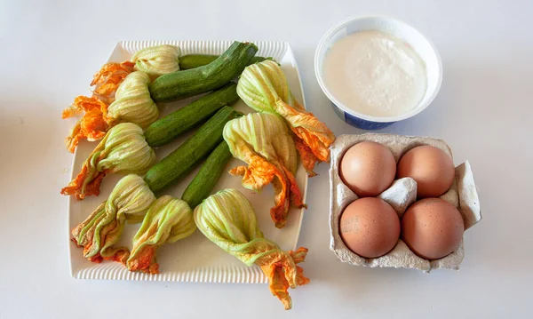 Beyaz arka planda süzme peynirli kabak çiçeği tarifi, doğal ışık.