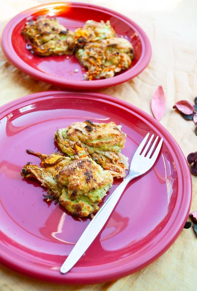 Elegante Plato Flores Calabacín Rellenas Ricota Parmesano Cocinado Horno Luz — Foto de Stock