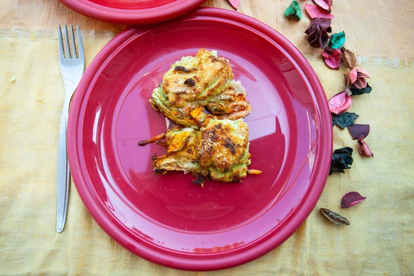 Elegante Plato Flores Calabacín Rellenas Ricota Parmesano Cocinado Horno Luz — Foto de Stock