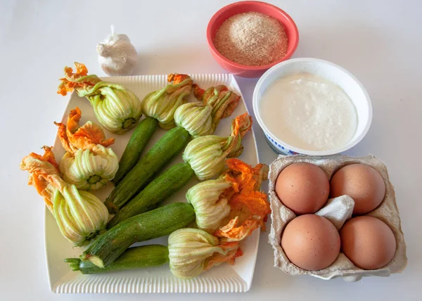 Zucchini Συστατικά Συνταγή Λουλούδι Τυρί Cottage Λευκό Φόντο Φυσικό Φως Φωτογραφία Αρχείου