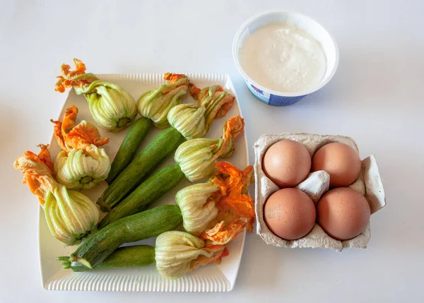 Zucchini Συστατικά Συνταγή Λουλούδι Τυρί Cottage Λευκό Φόντο Φυσικό Φως Εικόνα Αρχείου