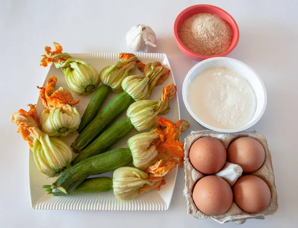 Zucchini Bloem Recept Ingrediënten Met Kwark Witte Achtergrond Natuurlijk Licht Rechtenvrije Stockafbeeldingen