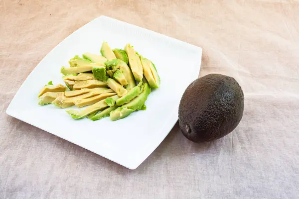 Avocat Frais Mûr Sur Une Assiette Blanche Lumière Naturelle — Photo