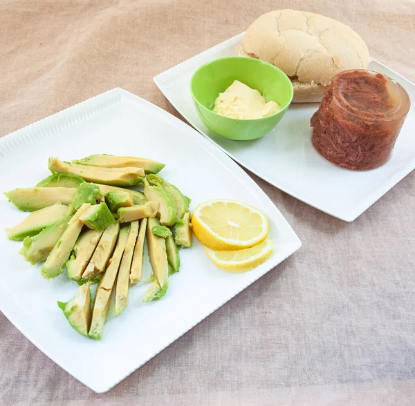 Avokado Etli Sandviç Malzemeleri Masada Monte Edilmek Üzere Hazır — Stok fotoğraf