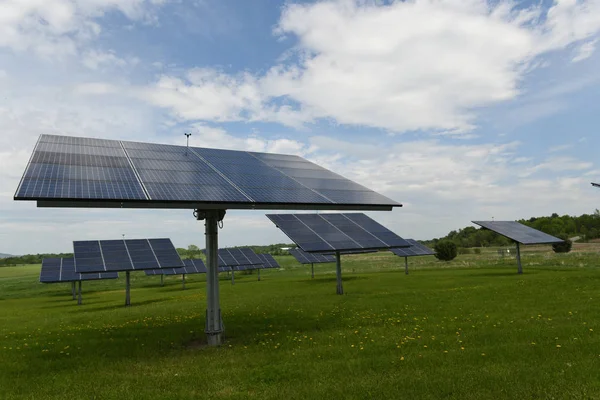 Raios Listas Solares Enchem Prado Abaixo Céu Azul Nublado — Fotografia de Stock