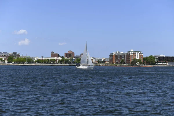 Yelkenli yolunda Boston Harbor güzel, güneşli bir günde yapar