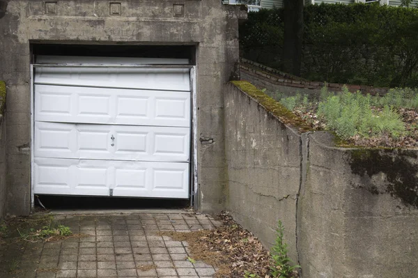 Una Sola Porta Del Garage Pende Storta Ammaccata Una Proprietà — Foto Stock