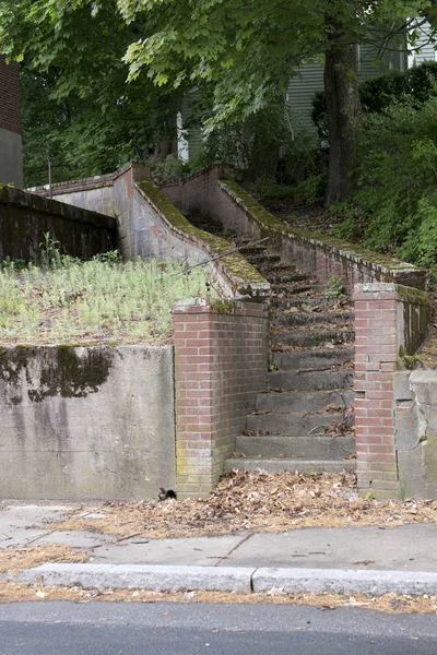Tuğla Duvarlar Tarafından Kaplı Çok Eski Merdiven Beton Yosun Kaplı — Stok fotoğraf