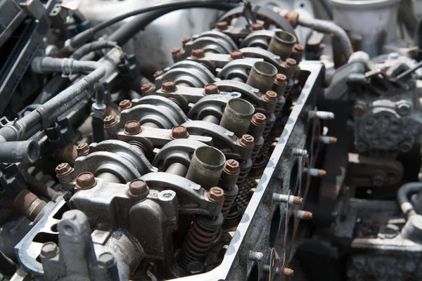 Открытый Двигатель Ржавыми Болтами Показывает Четыре Цилиндра Двигателя — стоковое фото