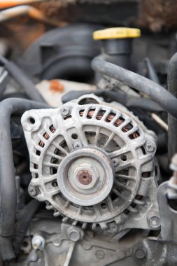 Biraz görünür pas ve hiçbir kemer ile eski bir alterntor hala içinde eski bir araba motoru monte edilir