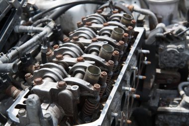 Paslı cıvata ile açık bir motor bloğu dört silindirli motorun ortaya koymaktadır.