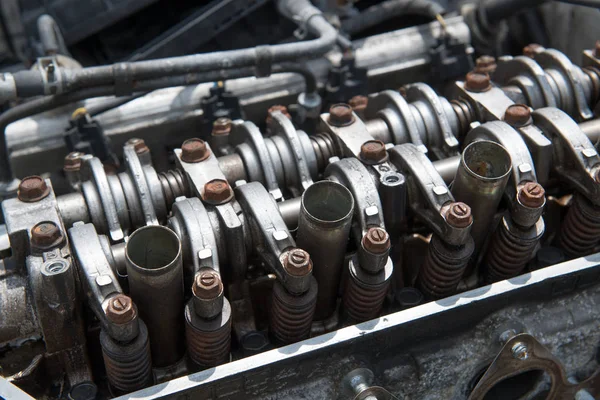 Bloque Motor Abierto Con Tornillos Oxidados Revela Los Cuatro Cilindros —  Fotos de Stock