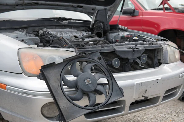 Motorrummet Förlist Bil Med Selektiv Fokus Kylfläkten Hängande Framsidan — Stockfoto