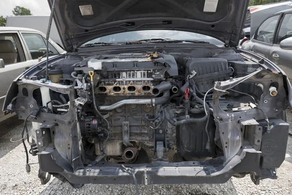 大破した車のエンジン ルームは 行方不明部品 Inlcuding バンパー ラジエーター エンジンの一部を明らかにします ストックフォト