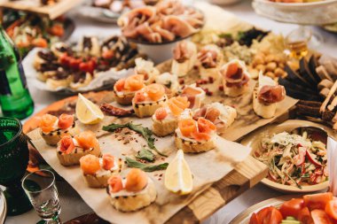 Rustik ahşap arka plan üzerinde beyaz ekmek ve tereyağı ile Füme Somon dilimleri. Zengin açık büfe tablo