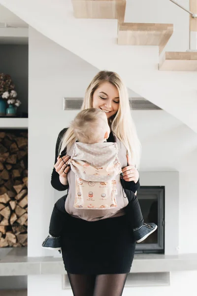 Elegante Giovane Mamma Tiene Nello Zaino Ergo Del Suo Bambino — Foto Stock