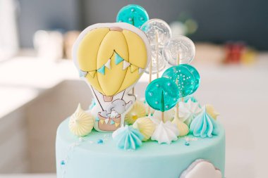 Ünlü arka plan tasarım Doğum günü kutlaması için bir gurme kafe ile bir bebeğin ilk yıl tek bir bebek. Bir yıl Doğum günü partisi dekorasyon. Gingerbread, meringues ve bir balon ile güzel mavi pasta