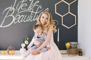 Güzel genç bir yaşındaki oğlu ile. Şirin bebek. Mutlu bir aile