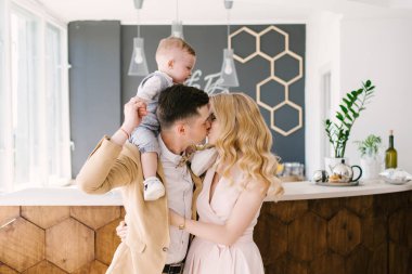 Güzel anne bir yaşındaki çocuklarının evde pastel renklerde güzel bir iç ile gülümse. Aile bak. Mutlu Doğum günü partisi. Anne öpücüğü gibi bebek Peeps