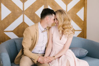 Güzel sevgi dolu genç çift evde güzel bir iç ve şık kıyafetler birbirinize bakın