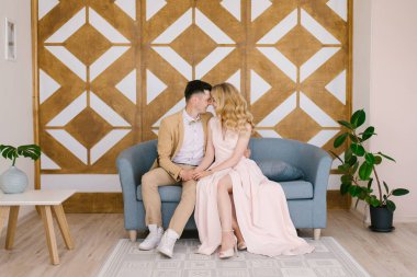 Güzel sevgi dolu genç çift evde güzel bir iç ve şık kıyafetler birbirinize bakın