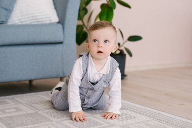 Kalk, eve güzel bir iç yürümeyi öğrenme için bir beyefendinin elbiseli mutlu sevimli çocuk