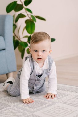 Kalk, eve güzel bir iç yürümeyi öğrenme için bir beyefendinin elbiseli mutlu sevimli çocuk