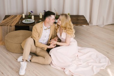 Güzel sevgi dolu genç çift evde güzel bir iç ve şık kıyafetler birbirinize bakın