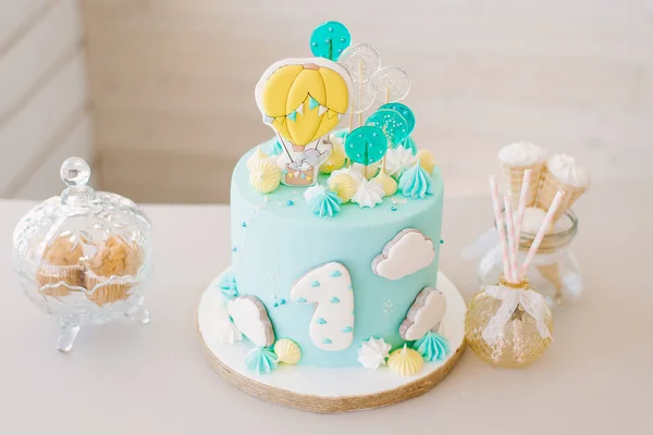 Ünlü arka plan tasarım Doğum günü kutlaması için bir gurme kafe ile bir bebeğin ilk yıl tek bir bebek. Bir yıl Doğum günü partisi dekorasyon. Gingerbread, meringues ve bir balon ile güzel mavi pasta