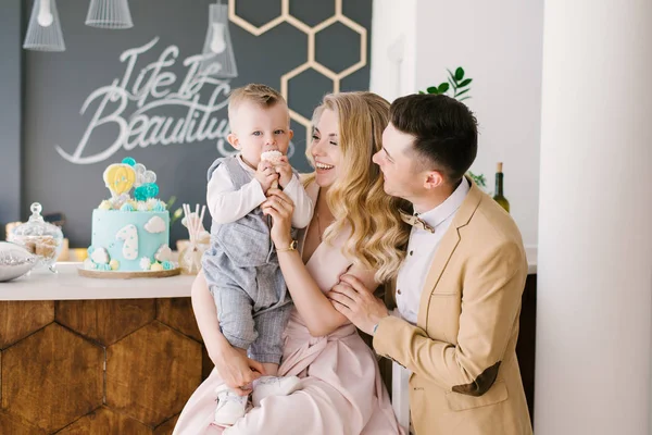 Belos Pais Jovens Sorriem Juntos Com Seu Filho Ano Casa — Fotografia de Stock