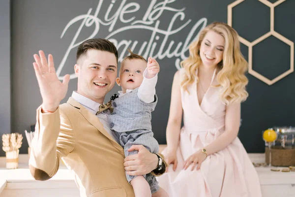 Belos Pais Jovens Sorriem Juntos Com Seu Filho Ano Casa — Fotografia de Stock