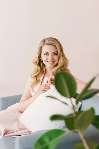 Portrait Beautiful Young Girl Curly Blonde Hair Sits Home Beautiful — Stock Photo, Image