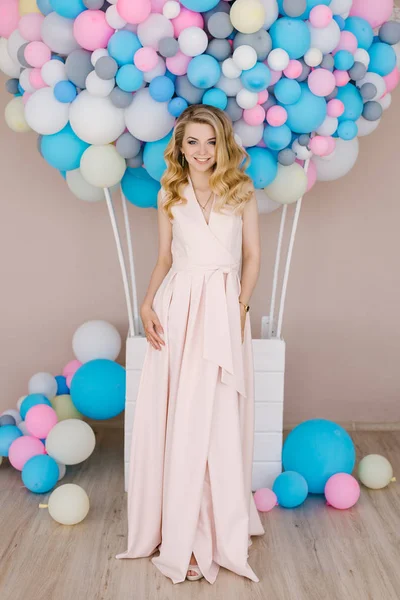 Retrato Uma Bela Jovem Com Cabelo Louro Encaracolado Longo Vestido — Fotografia de Stock