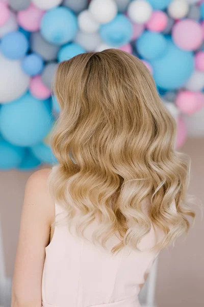 Foto Frisuren Für Blondinen Auf Mittlerem Haar Schöne Locken Und — Stockfoto