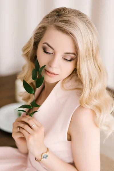 Retrato Uma Bela Jovem Com Cabelo Louro Encaracolado Vestido Delicado — Fotografia de Stock