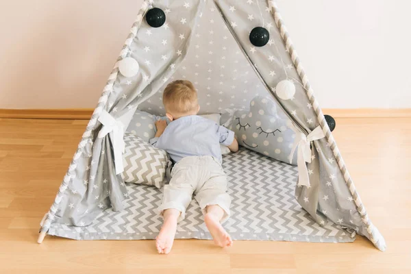 Lindo Bebé Año Durmiendo Una Tienda Wigwam Profundidad Campo Luz — Foto de Stock