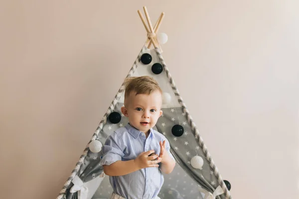 Bonito Bebé Ano Brincar Numa Tenda Wigwam Profundidade Sombra Campo — Fotografia de Stock