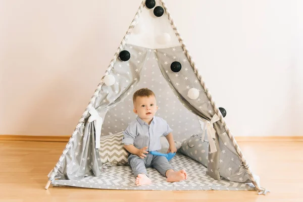 Mignon Bébé Jouant Dans Une Tente Wigwam Ombre Profondeur Champ — Photo