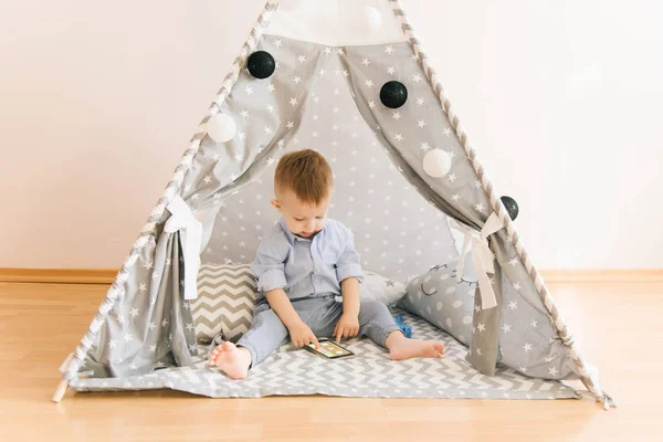 Милый Годовалый Ребенок Играющий Смартфонами Палатка Вигвам Глубина Тени Естественное — стоковое фото