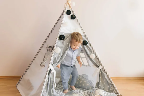 Lindo Bebé Año Jugando Una Tienda Wigwam Profundidad Campo Luz — Foto de Stock