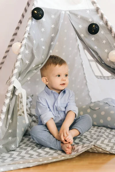 Lindo Bebé Año Jugando Una Tienda Wigwam Profundidad Campo Luz — Foto de Stock