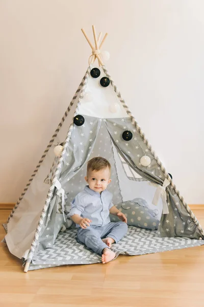 Милый Годовалый Ребенок Играющий Палатке Вигвам Глубина Тени Естественное Освещение — стоковое фото