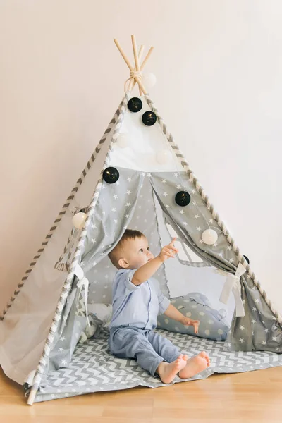 Милый Годовалый Ребенок Играющий Палатке Вигвам Глубина Тени Естественное Освещение — стоковое фото