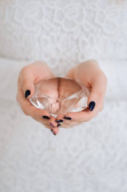 Bir kristal tutan kız