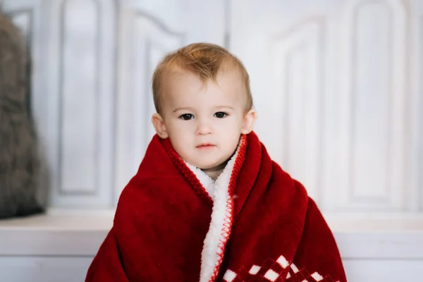 Menino Bonito Fundo Decoração Natal Vermelho Feliz Natal Conceito Ano — Fotografia de Stock