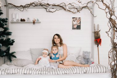 Noel dekor Studio iki kızı ile genç güzel anne. Happy Christmas ve yeni yıl kavramı