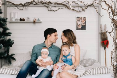 Noel için dekore edilmiş oda bebek ile mutlu anne